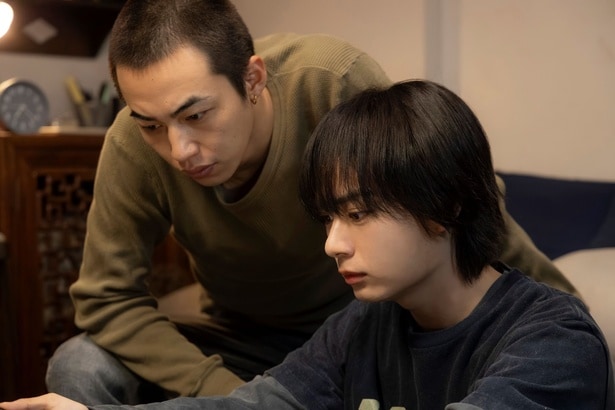 マツ(高橋侃)とロン(大西流星)はヒナに対する誹謗中傷を見て怒りをにじませる