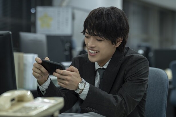 欽太(原嘉孝)、ロン(大西流星)たちを見守り兄貴感あふれる表情