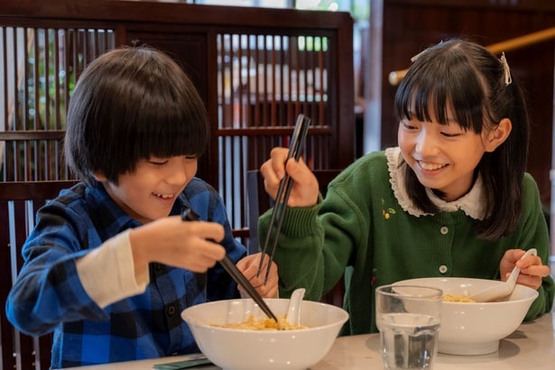 幼少期のロン(田村奏多)とヒナ(有香)