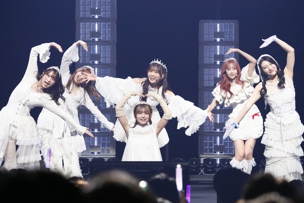 【写真】森脇梨々夏＆福留光帆をセンターにポーズを決めるDRAW ME