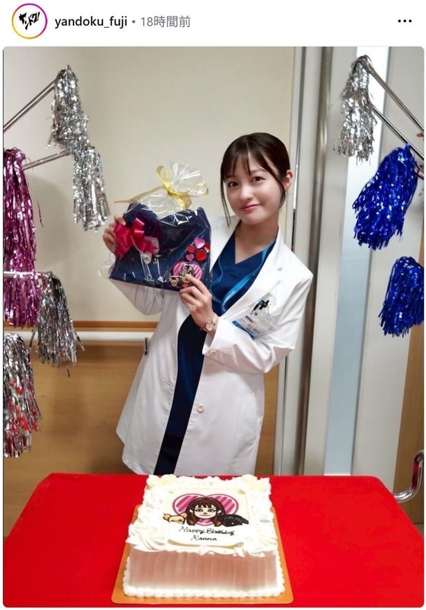 【写真】似顔絵入りの誕生日ケーキに笑顔を見せる橋本環奈