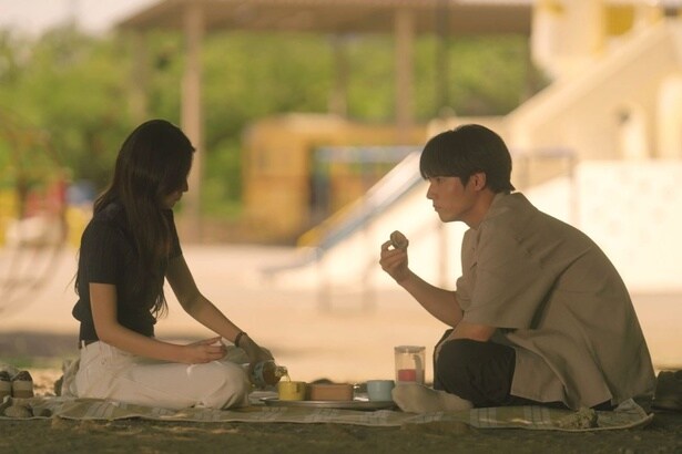 大河(赤楚衛二)を元気づけて励ますリン(カン・ヘウォン)