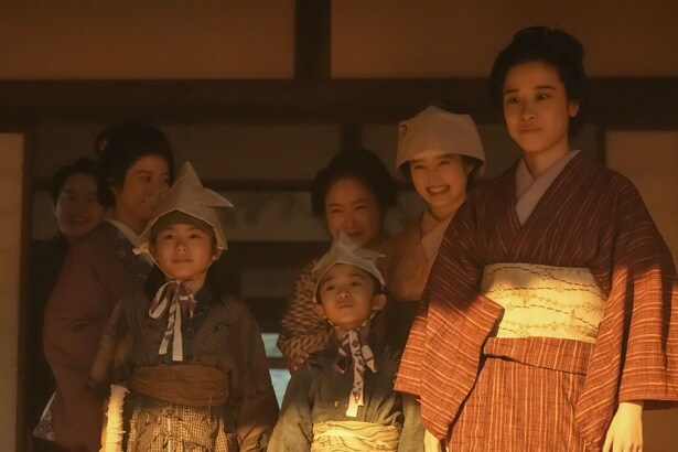 トキ(高石あかり)たちを励まそうと集まった仲間たち