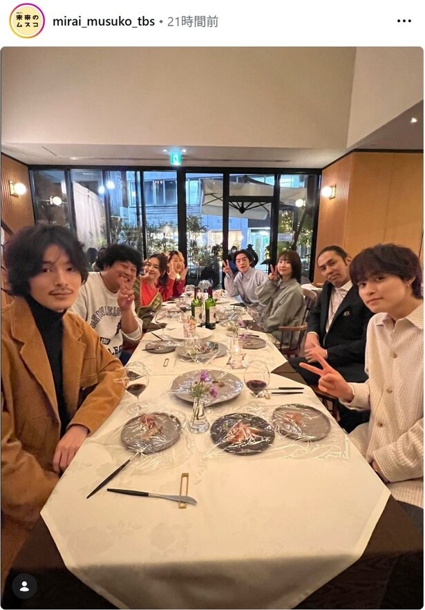 【写真】劇団アルバトロスメンバー、ご飯会シーンでのほっこりオフショット