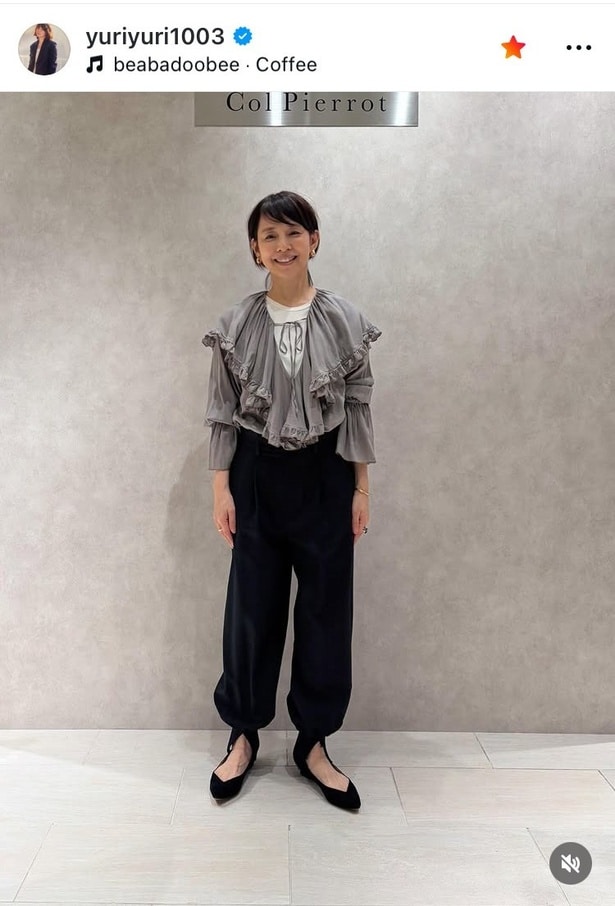 【写真】石田ゆり子、“エレガント・スタイル”のフリルシャツにリブパンツ姿のコーデ