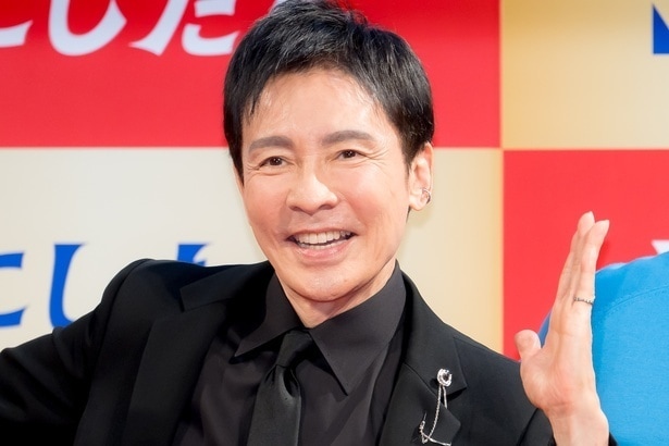 郷ひろみ、“イケおじ”ファッションでダンディな姿に「後光が差して見えるように素敵です」と反響