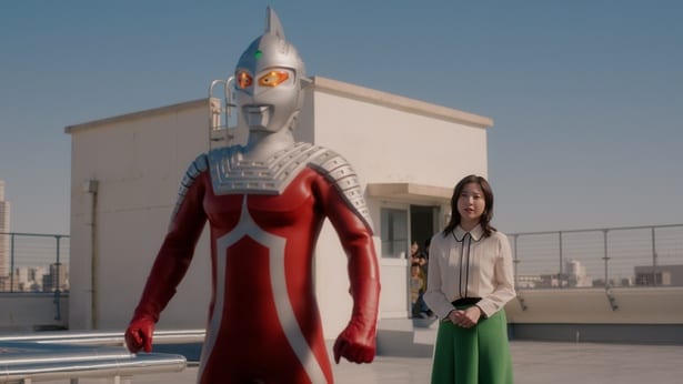 吉高由里子、ウルトラセブンに「世界最速って本当？」　新CMで共演＆“駅直結”な寝言も告白