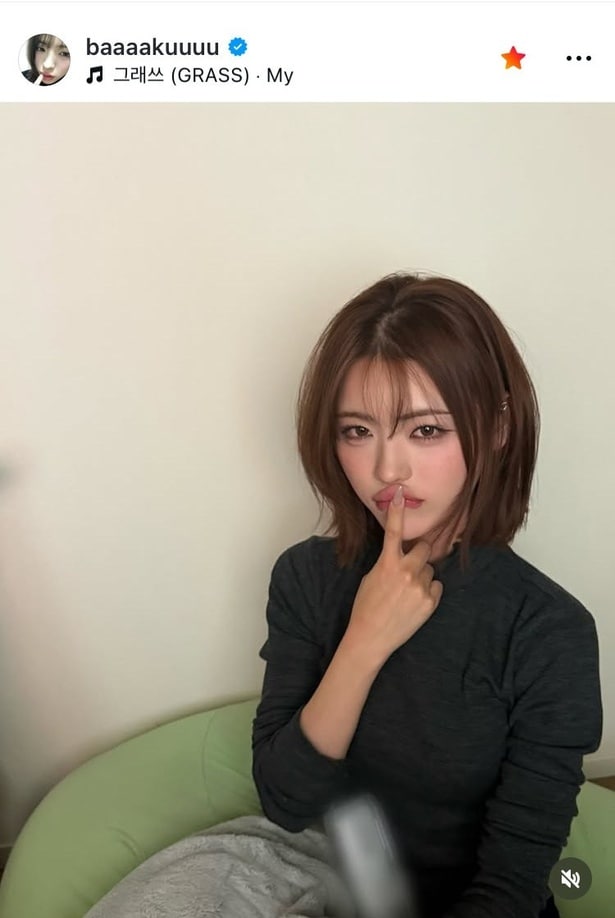 【写真】“反則”級のかわいさ…井手上漠、目力強く唇に人差し指を当てているショット