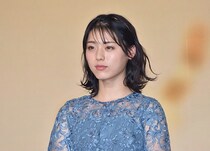 “反則”級のかわいさ…井手上漠、目力強く唇に人差し指を当てているショットに「指が愛しい」と反響
