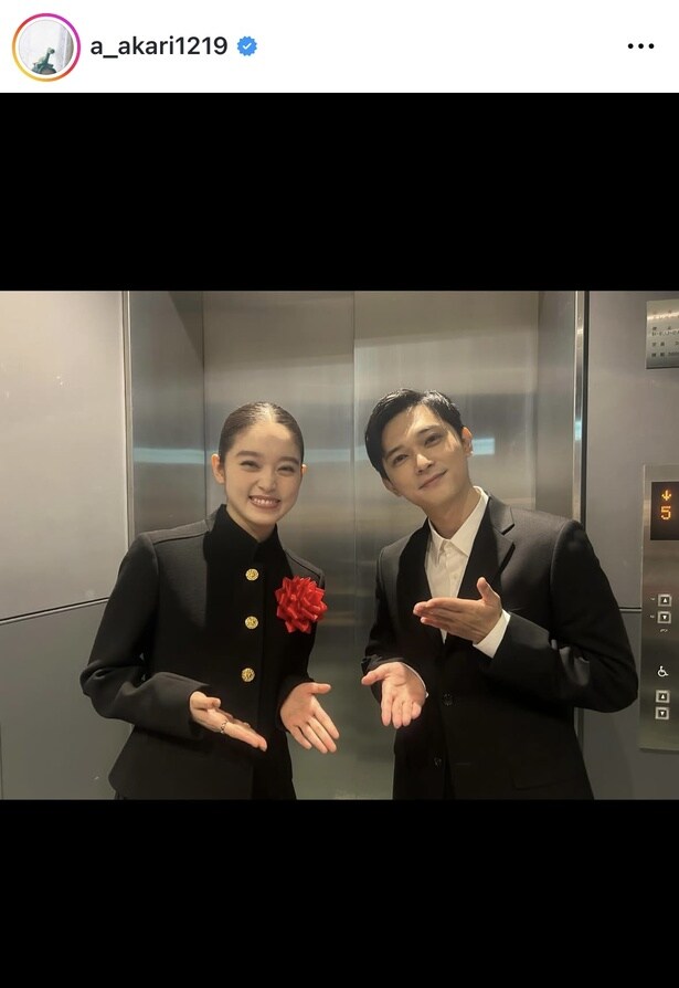 【写真】高石あかり＆吉沢亮…互いに両手を差し出しニッコリ