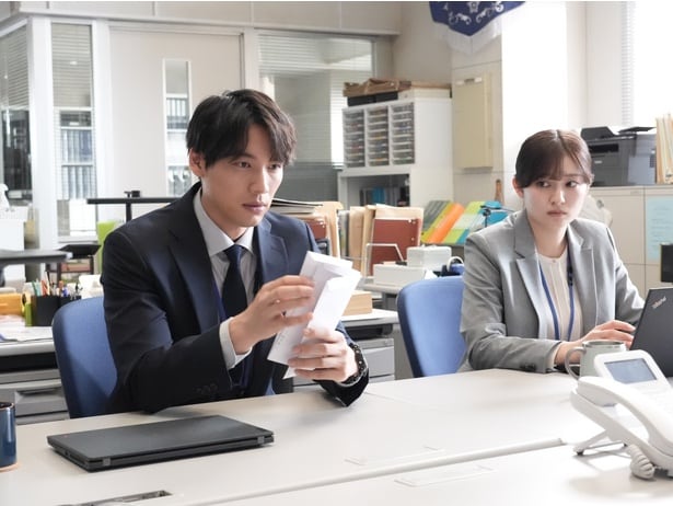 稲田(金子ノブアキ)から託された手紙を見つめる今泉(福士蒼汰)