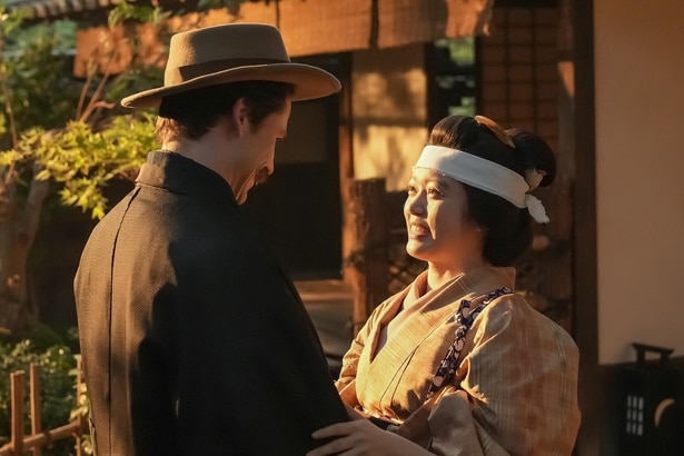 ヘブン(トミー・バストウ)が帰宅しハグをするトキ(高石あかり)