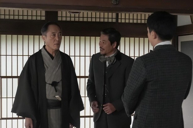 江藤知事(佐野史郎)は“食い逃げ知事”と呼ばれ騒動に巻き込まれる