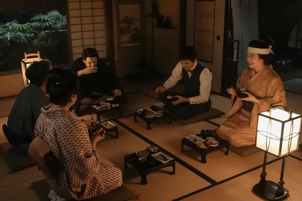 錦織(吉沢亮)と一緒に食事をとる松野家