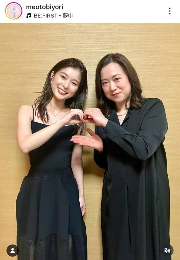 【写真】芳根京子&和久井映見、久しぶりの再会で仲良くハートポーズ