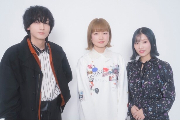 TVアニメ「葬送のフリーレン」で声優を務める種﨑敦美、市ノ瀬加那、小林千晃にインタビューを実施