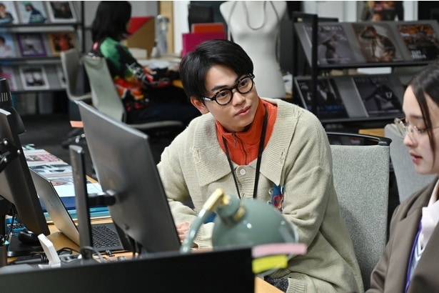 菅生新樹“大和”剛力彩芽“凛子”と企画説明会のため凛子の母校を訪問…そこで、容姿に悩む高校生・野中梨緒那“望海”に出会う＜人は見た目じゃないと思ってた。＞