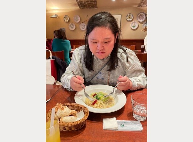 【写真】パスタと向き合う田辺さん