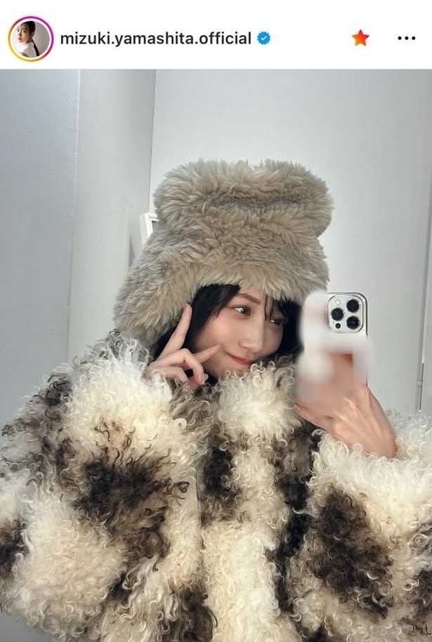 【写真】山下美月、バケットハットとファーコートの厚着姿でピースサインの自撮りショット