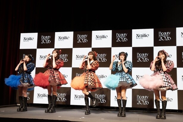 「アイテム部門」のプレゼンターを務めたCANDY TUNE