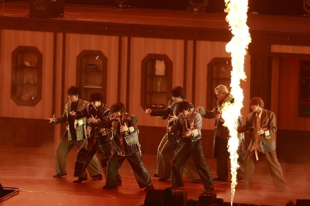 【写真を見る】メンバー手書きのメッセージがデザインされた新衣装