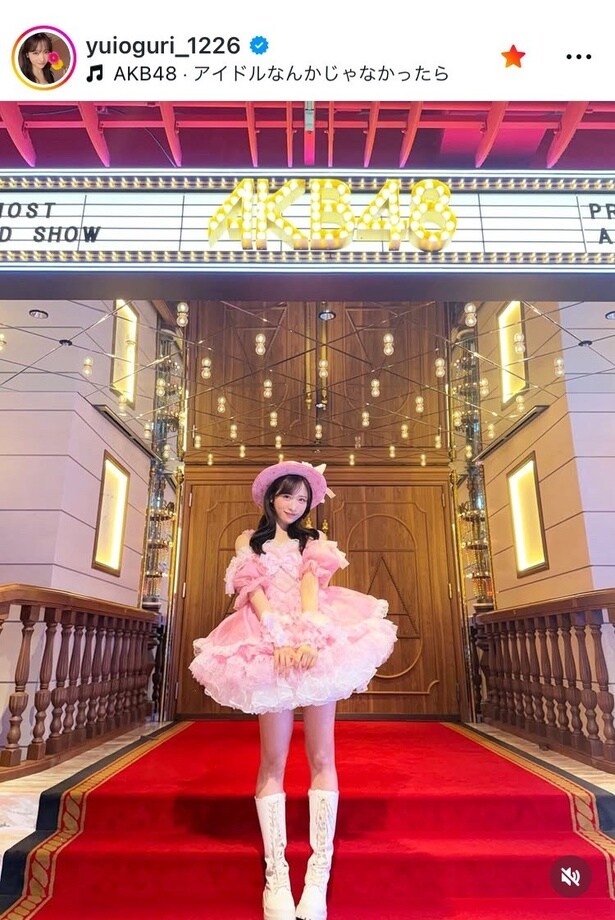 【写真】ピンクのフリルが最高…小栗有以、“AKB48劇場”の前でスレンダースタイル披露