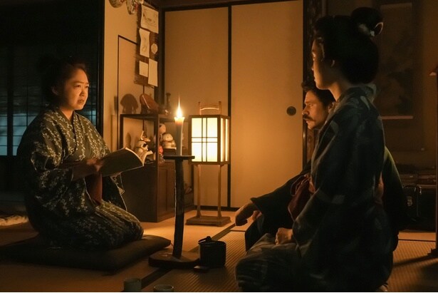 ヘブン(トミー・バストウ)とトキ(高石あかり)はフミ(池脇千鶴)に怪談を聞く