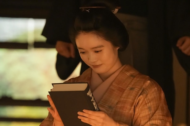 トキ(高石あかり)は日本滞在記を大切そうにながめる