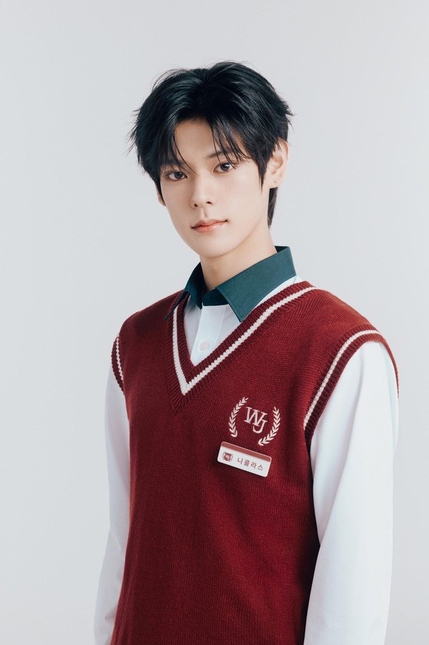 ニコラス (NICHOLAS): 21歳（2004.12.27生）、アメリカ出身、A型、INTJ 【1990年代チーム】