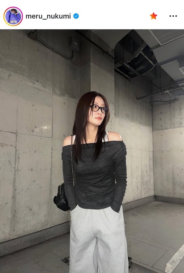 【写真】オフショルで“美肩”輝く…生見愛瑠、「珍しい」スウェットコーデ×メガネ姿