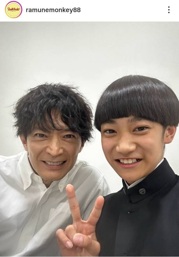【写真】津田健次郎、子供時代の自分を演じるキンポー(内田煌音)と笑顔の2ショット