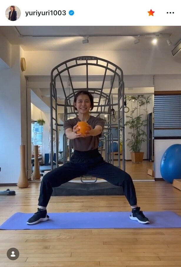 【写真】石田ゆり子、自分を追い込む筋トレ姿