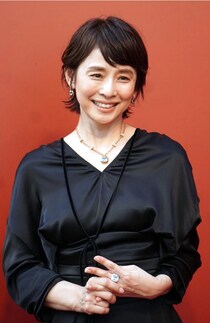 「かっこよくも素敵でもないトレーニング動画」…石田ゆり子、自分を追い込む“筋トレ姿”に「素敵」の声