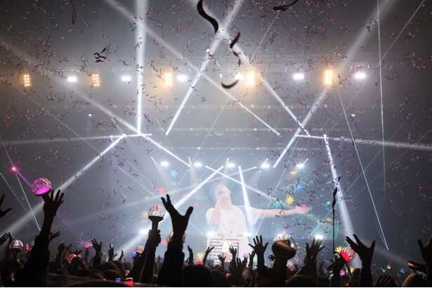 銀テープが舞い、観客のテンションは最高潮に