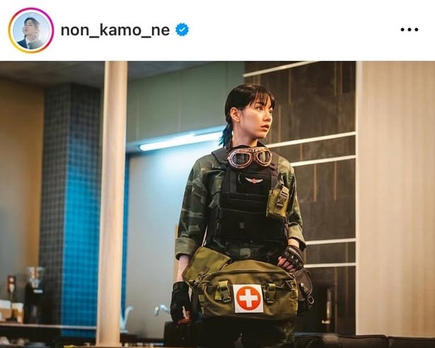 【写真】「ミリタリールック」もサマになる…のん、迷彩服を着た“カッコ良い”姿