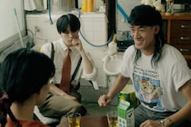 中島歩“日暮”は芸能事務所のパーティーに参加し、そこで事務所社長らががタレントを支配する異様な光景を目にする＜俺たちバッドバーバーズ＞