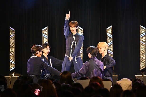 新曲をパフォーマンスするTORINNER