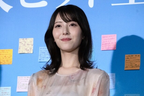 映画「ほどなく、お別れです」で新人葬祭プランナーの美空を演じた浜辺美波