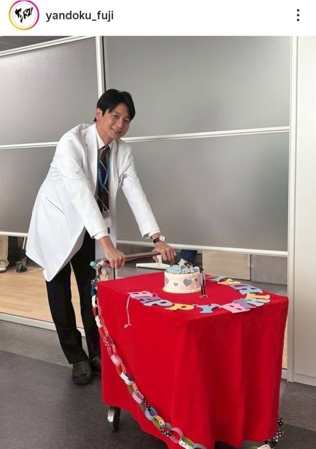 【写真】誕生日を祝福され、少し照れた表情の向井理