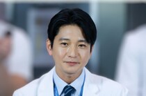 向井理、サプライズケーキで笑顔のバースデーショットに「白衣姿最高にかっこいい」の声＜ヤンドク！＞