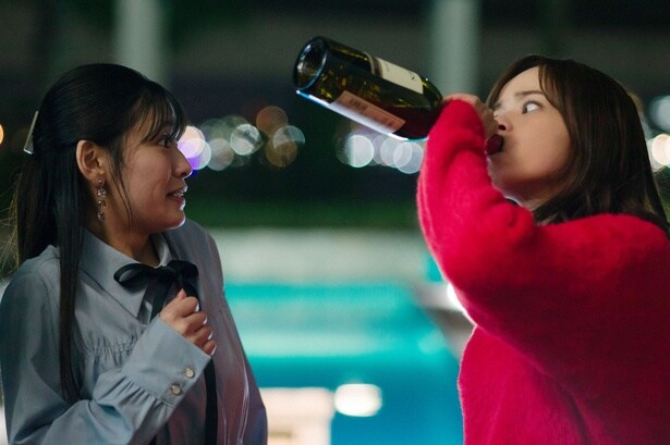 赤木(加藤ローサ)は、元カレを狙う女子大生とバトル