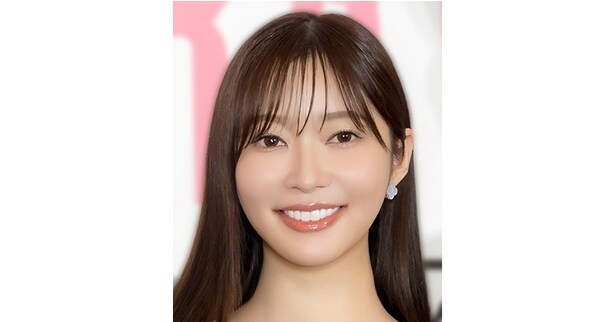 指原莉乃、テーマパークでピカチュウとツーショット　ぬいぐるみキャップコーデに「楽しんでるね～」の声