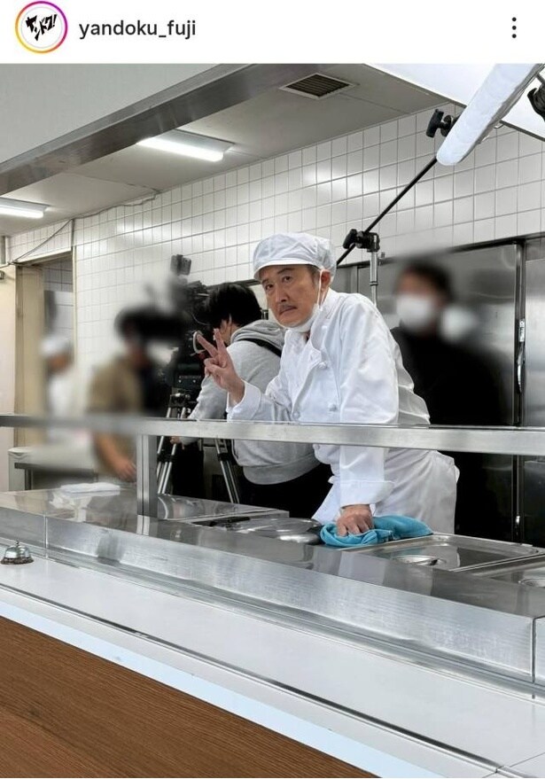  【写真】吉田鋼太郎、白いコックコートを着てかわいくピース