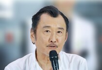 吉田鋼太郎、コックコートを着てうれしそうにピースするオフショットに「かわいすぎます」の声＜ヤンドク！＞