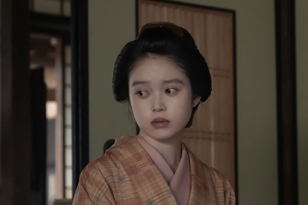 浮かない表情のトキ(高石あかり)