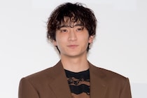 小関裕太の枕からひょっこり顔をのぞかせるオフショットが「かわいいが過ぎるだろ！」と反響＜パンチドランク・ウーマン＞