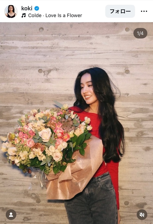 【写真】Koki,大きな花束を手に美しい笑み