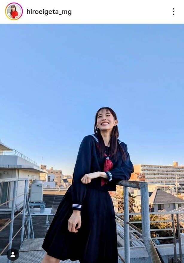 【写真】きれいな青空背景に制服姿で笑顔の井桁弘恵