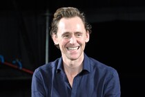 “MCUロキ役”トム・ヒドルストンの誕生日　エリート校出身であふれる知性と色気も魅力の45歳「アベンジャーズ」最新作にも参戦決定