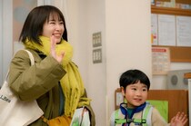 上京してきた神野三鈴“直美”が天野優“颯太”の面倒を見る中、志田未来“未来”の主演舞台がついに幕を開ける＜未来のムスコ＞